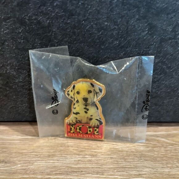 Disney’s 101 Dalmatians set: greeting card
book plastic puppy 2 buttons 1 pin - Picture 6 of 7